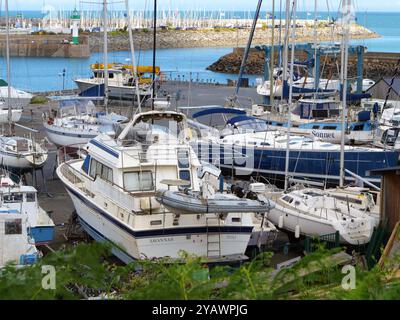 Brittany. Le port de la petite ville d'Etables-sur-mer dans les côtes d'Armor, le long du GR34, le célèbre chemin des douaniers. BRETAGNE, BRETON, OUEST DE LA FRANCE, PAYSAGE, MER, BORD DE MER, PLAGE, VACANCES, VACANCES, LOISIRS, TOURISME, TOURISTE, VOYAGEUR, VACANCES, RANDONNÉE, RANDONNEUR , MARCHE, TREKKING, VISITE, CHEMIN DE DOUANE, CHEMIN CÔTIER, MÉTÉO, VILLE, STATION DE MER, BATEAU DE PLAISANCE, NAVIRE, JETÉE, BRISE-DIGUE, crédit : MHRC/Photo12 Banque D'Images