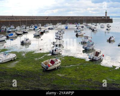 France, le port de la petite ville de Binic dans les côtes d'Armor, le long du GR34, le célèbre chemin douanier. BRETAGNE, BRETON, OUEST DE LA FRANCE, PAYSAGE, MER, BORD DE MER, PLAGE, VACANCES, VACANCES, LOISIRS, TOURISME, TOURISTE, VOYAGEUR, VACANCES, RANDONNÉE, RANDONNEUR , MARCHE, TREKKING, VISITE, CHEMIN DE DOUANE, CHEMIN CÔTIER, MÉTÉO, VILLE, STATION DE MER, BATEAU DE PLAISANCE, NAVIRE, JETÉE, BRISE-DIGUE, crédit : MHRC/Photo12 Banque D'Images