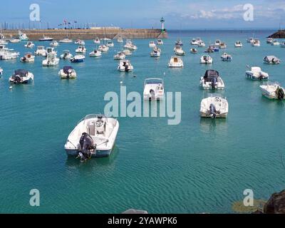 La France, le port de la petite ville d'Etables-sur-mer dans les côtes d'Armor, le long du GR34, le célèbre chemin douanier. BRETAGNE, BRETON, OUEST DE LA FRANCE, PAYSAGE, MER, BORD DE MER, PLAGE, VACANCES, VACANCES, LOISIRS, TOURISME, TOURISTE, VOYAGEUR, VACANCES, RANDONNÉE, RANDONNEUR , MARCHE, TREKKING, VISITE, CHEMIN DE DOUANE, CHEMIN CÔTIER, MÉTÉO, VILLE, STATION DE MER, BATEAU DE PLAISANCE, NAVIRE, JETÉE, BRISE-DIGUE, crédit : MHRC/Photo12 Banque D'Images