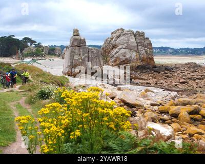 Brittany. Pointe du Château dans la commune de Plougrescant dans les côtes d'Armor, le long du GR34, le célèbre chemin des douaniers.. BRETAGNE, BRETON, OUEST DE LA FRANCE, PAYSAGE, MER, BORD DE MER, PLAGE, VACANCES, VACANCES, LOISIRS, TOURISME, TOURISTE, VOYAGEUR, VACANCES, RANDONNÉE, RANDONNEUR , MARCHE, TREKKING, VISITE, CHEMIN DE DOUANE, SENTIER CÔTIER, MÉTÉO, VILLE, STATION DE MER, CRÉDIT ROCHEUX:MHRC/PHOTO12 Banque D'Images