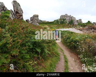 Brittany. Pointe du Château dans la commune de Plougrescant dans les côtes d'Armor, le long du GR34, le célèbre chemin des douaniers.. BRETAGNE, BRETON, OUEST DE LA FRANCE, PAYSAGE, MER, BORD DE MER, PLAGE, VACANCES, VACANCES, LOISIRS, TOURISME, TOURISTE, VOYAGEUR, VACANCES, RANDONNÉE, RANDONNEUR , MARCHE, TREKKING, VISITE, CHEMIN DE DOUANE, SENTIER CÔTIER, MÉTÉO, VILLE, STATION DE MER, CRÉDIT ROCHEUX:MHRC/PHOTO12 Banque D'Images