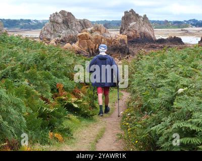 Brittany. Pointe du Château dans la commune de Plougrescant dans les côtes d'Armor, le long du GR34, le célèbre chemin des douaniers.. BRETAGNE, BRETON, OUEST DE LA FRANCE, PAYSAGE, MER, BORD DE MER, PLAGE, VACANCES, VACANCES, LOISIRS, TOURISME, TOURISTE, VOYAGEUR, VACANCES, RANDONNÉE, RANDONNEUR , MARCHE, TREKKING, VISITE, CHEMIN DE DOUANE, SENTIER CÔTIER, MÉTÉO, VILLE, STATION DE MER, CRÉDIT ROCHEUX:MHRC/PHOTO12 Banque D'Images