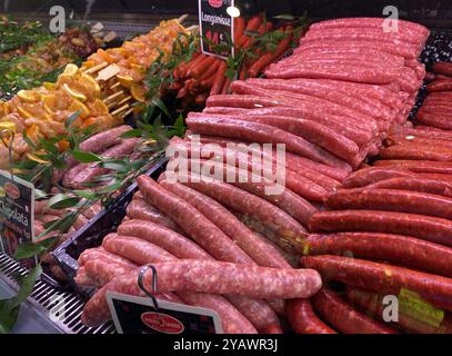 France. Taverny. La chaîne française de supermarchés « Grand frais ». TRADE-BOUTIQUE-SHOP-ÉCONOMIE-BUSINESS-MARKET-SPEED-TRADING-SALES-LÉGUMES-VIANDE-POISSON-FROMAGE-BOISSON-NOURRITURE-PRODUITS-CONSOMMATEURS-CLIENTS-PRODUITS SAISONNIERS-MARCHANDISES-SAUCISSES Banque D'Images