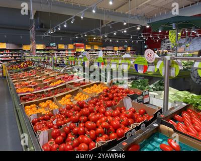 France. Taverny. La chaîne française de supermarchés « Grand frais ». TRADE-BOUTIQUE-SHOP-ÉCONOMIE-BUSINESS-MARKET-SPEED-TRADING-SALES-LÉGUMES-VIANDE-POISSON-FROMAGE-BOISSON-NOURRITURE-PRODUITS-CONSOMMATION-CLIENTS-PRODUIT-PRODUITS SAISONNIERS-MARCHANDISES-TOMATES Banque D'Images