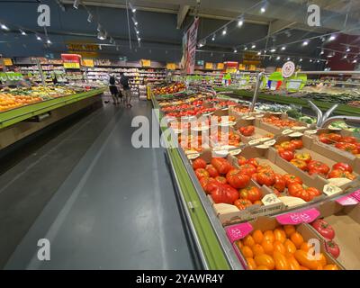 France. Taverny. La chaîne française de supermarchés « Grand frais ». TRADE-BOUTIQUE-SHOP-ÉCONOMIE-BUSINESS-MARKET-SPEED-TRADING-SALES-LÉGUMES-VIANDE-POISSON-FROMAGE-BOISSON-NOURRITURE-PRODUITS-CONSOMMATION-CLIENTS-PRODUIT-PRODUITS SAISONNIERS-MARCHANDISES-TOMATES Banque D'Images