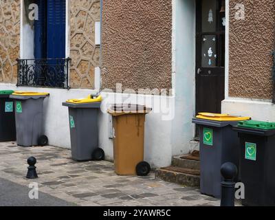 France, banlieue de Paris. Le village de Saint-Prix dans le Val d'Oise. Toutes les poubelles destinées au tri sélectif. FRANCE-VAL D'OISE-SAINT PRIX-VILLAGE-TRADITION-IMMOBILIER-TRI SELECTIF-NUISANCE-BANLIEUE PARISIENNE- PATRIMOINE-MAISON-LOGEMENT-IMMOBILIER-TRI-SÉLECTIF-SALETÉ-NUISANCE-BANLIEUE-ANCIENNE Banque D'Images