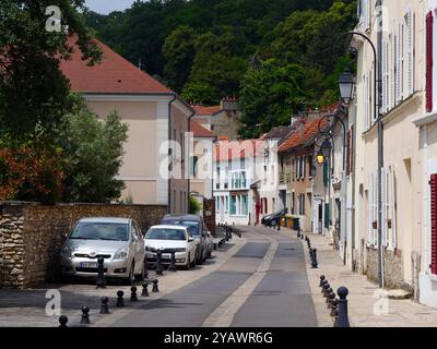 France, le village de Saint-Prix dans le Val d'Oise où Victor Hugo vécut quelque temps entre 1838 et 1840 au Château de la terrasse. Banlieue de Paris. FRANCE-VAL D'OISE-SAINT PRIX-VILLAGE-TRADITION-CALME-IMMOBILIER-BANLIEUE PARISIENNE-BON VIVRE-JOLI-NICE- TRADITIONNEL-MODERNITE - BANLIEUE-TRADITION-PATRIMOINE-MAISON-CALME-IMMOBILIER-BIEN-VIVRE-AGRÉABLE-TRADITIONNEL-MODERNE-MODERNITÉ-ANCIEN Banque D'Images