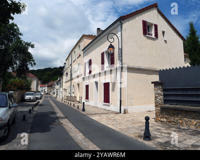 France. Le village de Saint-Prix dans le Val d'Oise où Victor Hugo vécut quelque temps entre 1838 et 1840 au Château de la terrasse. Banlieue de Paris. FRANCE-VAL D'OISE-SAINT PRIX-VILLAGE-TRADITION-CALME-IMMOBILIER-GASPILLAGE-BANLIEUE PARISIENNE-BON VIVRE-JOLI-NICE- TRADITIONNEL-MODERNITE - BANLIEUE-TRADITION-HÉRITAGE-MAISON-CALME LOGEMENT-IMMOBILIER-LAMPADAIRE-DÉCHETS-LUMIÈRE-BIEN VIVRE-AGRÉABLE-TRADITIONNEL-MODERNE-MODERNITÉ-ANCIENNE Banque D'Images