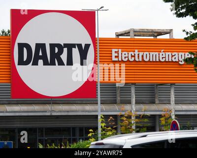 France. Montigny les Cormeilles. Val d'Oise. Darty store. BANLIEUE. BATIMENT. BÂTIMENT. PAYSAGE. PAYSAGE. MODERNE. MODERNE. NEUF. NOUVEAU. COMMERCE. COMMERCE. ENTREPRISE. ENSEIGNE. Zone commerciale. Zone commerçante. DECATHLON. MAGASIN. CHAÎNE DE MAGASINS. HANGAR. ELECTROMENAGER. DARTY. Banque D'Images