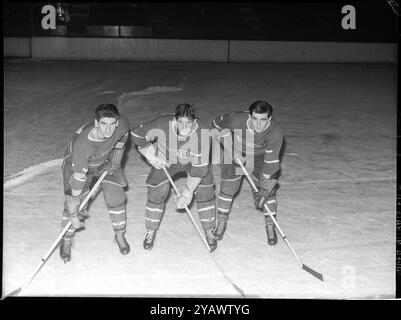 Les joueurs de hockey des Canadiens de Montréal Maurice Richard, Elmer Lach et Tony Demers sur la glace du Forum. Connue sous le nom de ligne osseuse brisée. 1942. Photographie d'archives en noir et blanc, crédit photo : Conrad Poirier Banque D'Images