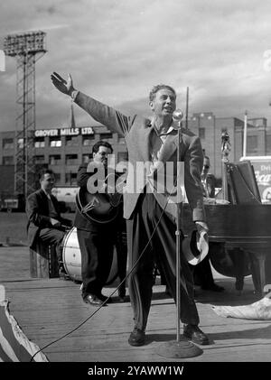 Le chanteur français Charles Trenet donne un spectacle avec quelques musiciens au stade Delorimier à Montréal, Québec, le 24 juillet 1946. Archive photo noir et blanc , crédit photo : Conrad Poirier Banque D'Images