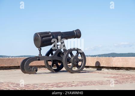 Un canon historique de l'usine Alexander se dresse sur le remblai du lac Onega à Petrozavodsk, mettant en valeur la vue panoramique Banque D'Images