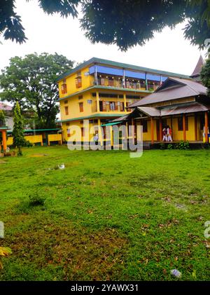 Retour aux racines au MC College, Barpeta : où chaque coin de rue raconte une histoire et où des souvenirs s'attardent dans l'air. » Banque D'Images