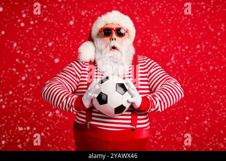 Portrait de son beau beau beau beau beau attrayant étonné Santa grand-père tenant dans les mains de jeu de ballon match de ligue amateur isolé vif et vif Banque D'Images