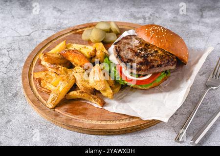 hamburger avec tomates et cornichons avec frites et ketchup Banque D'Images