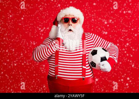 Portrait de son beau beau beau beau attrayant stupéfié graisse étourdi Excès de poids Santa grand-père jouant football omg wow réaction isolée plus lumineux Banque D'Images