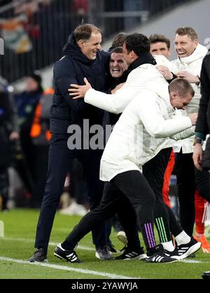 Photo datée du 17-04-2024 du manager du Bayern Munich Thomas Tuchel célèbre avec les entraîneurs adjoints Anthony Barry et Zsolt Low. Thomas Tuchel a été confirmé comme nouvel entraîneur-chef de l'Angleterre. Le joueur de 51 ans, assisté de l’entraîneur anglais Anthony Barry, prendra ses fonctions le 1er janvier avant la campagne de qualification de la Coupe du monde. Date d'émission : mercredi 16 octobre 2024. Banque D'Images