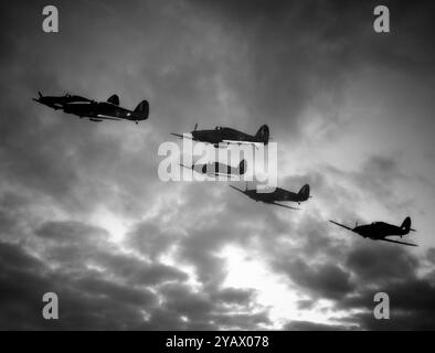 Pendant la bataille d'Angleterre, qui a duré du 10 juillet officiellement jusqu'au 31 octobre 1940, un vol de Hawker Hurricane au-dessus des nuages vitesse vers l'invasion de l'avion de la Luftwaffe. L'ouragan a été la "bête" qui a marqué le plus grand nombre de victoires de la RAF au cours de cette période, représentant 55 pour cent de la 2 739 pertes allemandes, selon le Fighter Command, contre 42  % par Spitfires. Banque D'Images