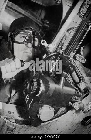 Un viseur de bombe dans une bataille de Fairey, un bombardier léger monomoteur britannique conçu au milieu des années 1930 et fabriqué par la Fairey Aviation Company. Propulsé par le même moteur Rolls-Royce Merlin qui propulsait divers chasseurs britanniques contemporains, mais était plus lourd et vulnérable aux chasseurs ennemis et aux tirs antiaériens. La bataille de Fairey a obtenu la distinction d'atteindre la première victoire aérienne d'un avion de la RAF dans le conflit, cependant, en mai 1940, la bataille a subi de lourdes pertes, souvent plus de 50 pour cent des avions et a été retirée du service actif. Banque D'Images