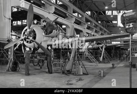 Construction d'un Fw 190 dans l'usine Focke-Wulf. C'était un avion de chasse monoplace et monomoteur allemand conçu à la fin des années 1930 et largement utilisé pendant la IIe Guerre mondiale avec son homologue bien connu, le Messerschmitt Bf 109, le Fw 190 est devenu l'épine dorsale de la Jagdwaffe (Fighter Force) de la Luftwaffe. Le moteur en étoile BMW 801 à deux rangées équipait la plupart des versions opérationnelles et permettait à l'avion de soulever des charges plus importantes que le Bf 109, permettant son utilisation comme chasseur de jour, chasseur-bombardier, avion d'attaque au sol et, dans une moindre mesure, chasseur de nuit. Banque D'Images