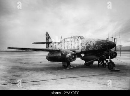 Le chasseur de nuit Messerschmitt me 262B a été le premier avion de chasse à réaction opérationnel au monde et « le seul chasseur à réaction à assister à des combats air-air pendant la seconde Guerre mondiale ». Bien que sa conception ait commencé avant la seconde Guerre mondiale, il n'a jamais effectué son premier vol à réaction avant juillet 1942, car les progrès ont été retardés par des problèmes de moteurs, de métallurgie et d'interférence du chef de la Luftwaffe Hermann Göring et Adolf Hitler. L'avion, opérationnel à la mi-1944, était plus rapide et plus lourdement armé que n'importe quel chasseur allié et s'est avéré efficace contre les chasseurs alliés. Banque D'Images