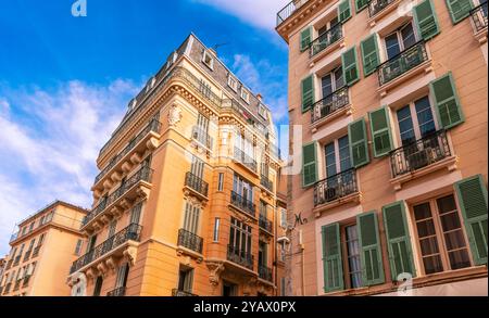 Rue et façades de la vieille ville de Toulon, dans le Var, Provence-Alpes-Côte d'Azur, France. Banque D'Images