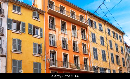 Rue et façades de la vieille ville de Toulon, dans le Var, Provence-Alpes-Côte d'Azur, France. Banque D'Images