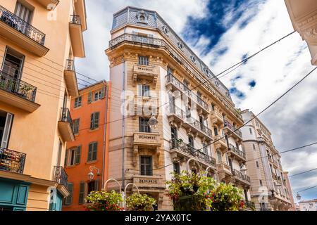 Rue et façades de la vieille ville de Toulon, dans le Var, Provence-Alpes-Côte d'Azur, France. Banque D'Images