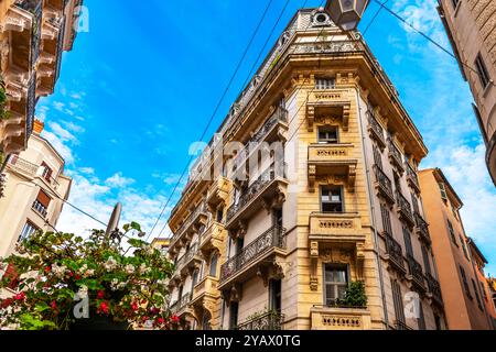 Rue et façades de la vieille ville de Toulon, dans le Var, Provence-Alpes-Côte d'Azur, France. Banque D'Images