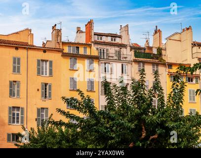 Rue et façades de la vieille ville de Toulon, dans le Var, Provence-Alpes-Côte d'Azur, France. Banque D'Images