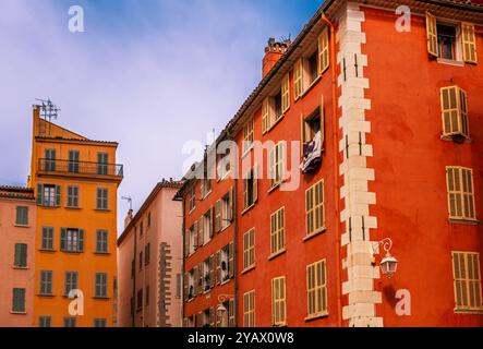 Rue et façades de la vieille ville de Toulon, dans le Var, Provence-Alpes-Côte d'Azur, France. Banque D'Images