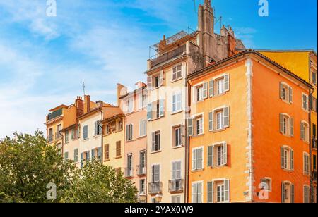 Rue et façades de la vieille ville de Toulon, dans le Var, Provence-Alpes-Côte d'Azur, France. Banque D'Images