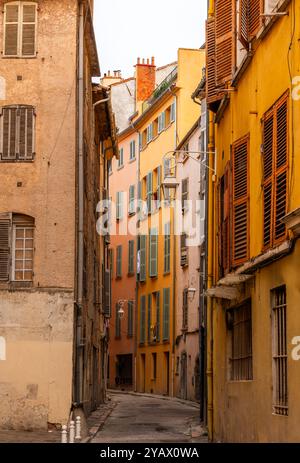 Rue et façades de la vieille ville de Toulon, dans le Var, Provence-Alpes-Côte d'Azur, France. Banque D'Images