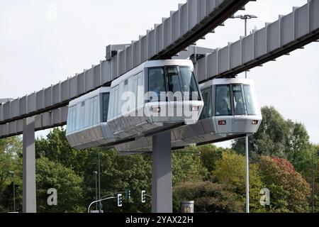 Duesseldorf, Deutschland. 15 octobre 2024. SKYTRAIN, train suspendu sans conducteur de la gare longue distance de l'aéroport au terminal, aéroport de Duesseldorf, 15 octobre 2024. Crédit : dpa/Alamy Live News Banque D'Images