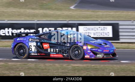 Takuma Aoki Team Brit McLaren 570s GT4 lors de la course du British Endurance Championship 2024 à Snetterton, Norfolk, Royaume-Uni Banque D'Images