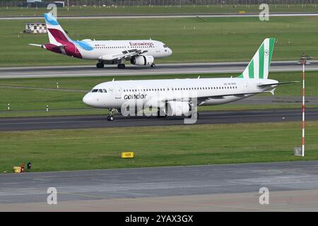 Duesseldorf, Deutschland. 15 octobre 2024. Un avion CONDOR a atterri et roule au sol jusqu'au terminal, en arrière-plan un avion Eurowings atterri, aéroport de Duesseldorf, 15 octobre 2024. Crédit : dpa/Alamy Live News Banque D'Images