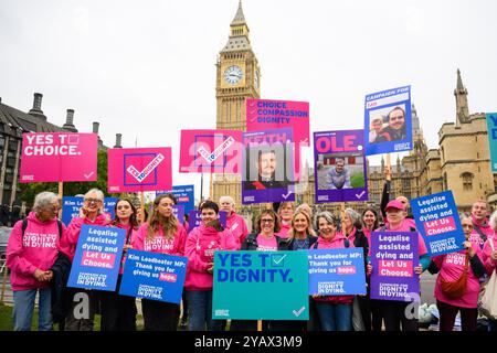 Londres, Royaume-Uni. 16 octobre 2024. Les militants en faveur de la légalisation de l'aide à mourir se rassemblent devant le parlement, alors que se déroule la première lecture du projet de loi sur l'aide à mourir. Le crédit photo devrait se lire comme suit : Matt Crossick/Empics/Alamy Live News Banque D'Images