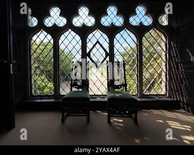 MALAHIDE, IRLANDE - 1er AOÛT 2024 : vue intérieure des grandes fenêtres du Malahide Castlethe donnant sur les jardins Banque D'Images
