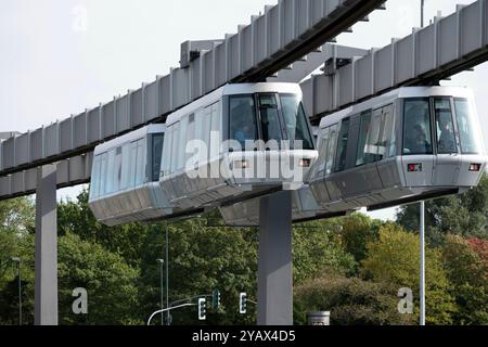 Duesseldorf, Deutschland. 15 octobre 2024. SKYTRAIN, train suspendu sans conducteur de la gare longue distance de l'aéroport au terminal, aéroport de Duesseldorf, 15 octobre 2024. Crédit : dpa/Alamy Live News Banque D'Images