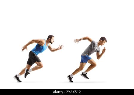 Plan de profil pleine longueur d'un athlète masculin en forme de course rapide isolé sur fond blanc Banque D'Images