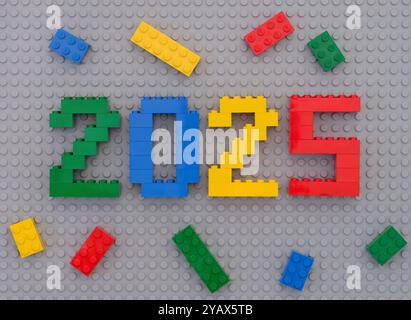 Tambov, Fédération de Russie - 13 octobre 2024 Lego numéros 2025 avec quelques briques Lego sur un fond gris de plaque de base. Banque D'Images