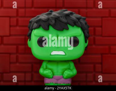 Tambov, Fédération de Russie - 23 août 2024 le Hulk Funko POP Mini Vinyl figure sur un fond de mur de briques rouges. Banque D'Images