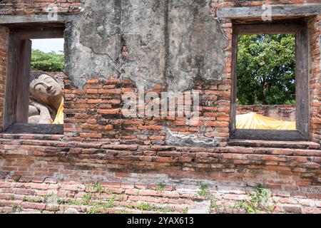 Vue du temple Wat Phutthaisawan à Ayutthaya, Thaïlande, Asie. Bâtiment religieux thaïlandais et sanctuaire bouddhiste avec statue de Bouddha couché Banque D'Images