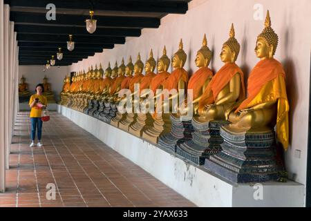 Vue du temple Wat Phutthaisawan à Ayutthaya, Thaïlande, Asie. Bâtiment religieux thaïlandais et sanctuaire bouddhiste avec statues de Bouddha doré Banque D'Images