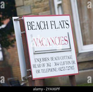 Panneau Beach Flats Vacencies à Lytham St Annes, nord-ouest de l'Angleterre, Royaume-Uni Banque D'Images