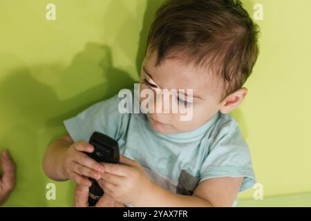 Optométriste examinant la vue d'un bébé à l'aide d'un équipement spécial Banque D'Images