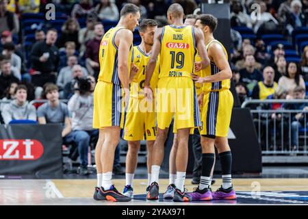 Berlin, Allemagne. 15 octobre 2024. Les joueurs de l'ALBA Berlin vus en action lors du Round 3 de la saison régulière 2024/2025 Turkish Airlines Euroleague entre ALBA Berlin et LDLC ASVEL Villeurbanne à Uber Arena. Score final : ALBA Berlin 84:79 LDLC ASVEL Villeurbanne. Crédit : SOPA images Limited/Alamy Live News Banque D'Images