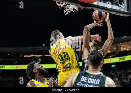 Berlin, Allemagne. 15 octobre 2024. Justin Bean (G) d'ALBA Berlin et Neal Sako (G) de LDLC ASVEL Villeurbanne vus en action lors du Round 3 de la saison régulière 2024/2025 de Turkish Airlines Euroleague entre ALBA Berlin et LDLC ASVEL Villeurbanne à Uber Arena. Score final : ALBA Berlin 84:79 LDLC ASVEL Villeurbanne. Crédit : SOPA images Limited/Alamy Live News Banque D'Images