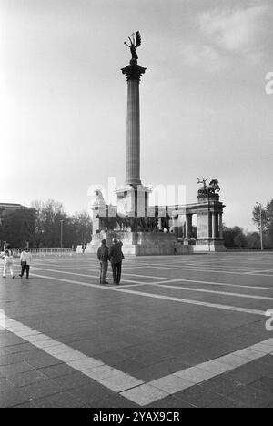 Ungarn Budapest, 19.04.1994 Archiv. : 47-17-16 fuer Ihr Archiv Foto : Der Budapester Heldenplatz mit dem Millenniumsdenkmal fuer Ihr Archiv *** Hongrie Budapest, 19 04 1994 Archive 47 17 16 pour vos archives photo la place des héros à Budapest avec le Monument du millénaire pour vos archives Banque D'Images