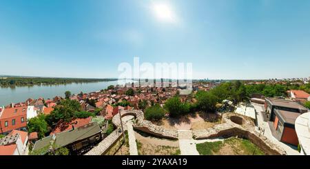 Vue panoramique sur la Tour Gardos ou la Tour Millenium , érigée en 1896 sous la monarchie austro-hongroise, mettant en valeur la région de Zemun à Belgrade Banque D'Images